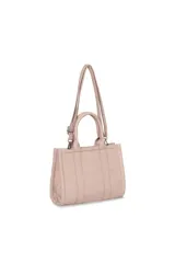 Cartera tipo tote color rosa pálido con doble asa de mano y correa de hombro ajustable. Diseño con texto en relieve 'Think Positive Trendy'.