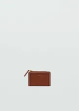 Billetera rectangular color marrón con cierre de solapa con botón magnético y bolsillo interior con cierre de cremallera.