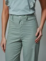 Pantalón verde inglés de lino, de corte recto y tiro alto.