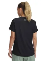 Remera deportiva Under Armour Tech Rib color negro, de corte clásico, mangas cortas y cuello redondo. Presenta logo de la marca en el pecho.