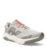 Championes de running New Balance Nitrel para mujer, color gris con detalles en rojo y logo en el lateral.