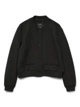 Campera bomber negra de Vero Moda con cierre a presión, cuello redondo, manga larga y puños acanalados. Tiene bolsillos frontales y está confeccionada en poliéster reciclado, poliéster, viscosa y elastano.
