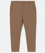 Pantalón de vestir color gris claro, de corte slim fit y largo cropped.