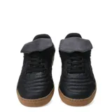 Championes urbanos negros de caña baja con capellada acolchada con patrón de ondas y suela de goma color caramelo.