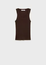 Musculosa marrón de punto de canalé con cuello redondo y sisas anchas. Diseño ajustado al cuerpo.