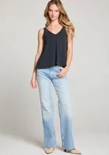 Musculosa negra con escote en V y corte holgado.