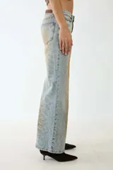 Pantalón de jean de corte wide leg con estampado de piel de serpiente en tonos marrones y celestes.