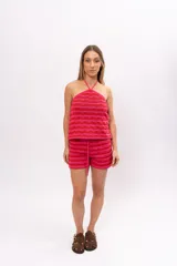 Short tejido a crochet con cintura elastizada y cordón ajustable. Diseño a rayas horizontales en tonos fucsia y rojo.