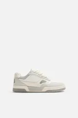 Zapatillas urbanas de estilo skate, color blanco con detalles en gris.