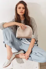 Mocasines de cuero color marrón claro con costuras a la vista.