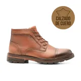 Bota de vestir acordonada color marrón de cuero, con suela de goma y detalle de costuras en la puntera.