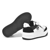 Zapatillas deportivas urbanas blancas con detalles en negro y gris. Plataforma blanca con suela negra.