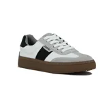 Championes urbanos blancos con detalles en gris y negro, acordonados y con suela marrón.