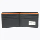 Billetera negra de cuero reciclado con logo Merrell grabado en la parte inferior.
