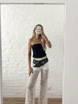 Pantalón de encaje color blanco, de corte palazzo y cintura elástica.