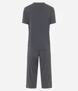 Conjunto de pijama americano gris oscuro, confeccionado en viscosa. Incluye una blusa de manga corta con cuello en V, abotonada al frente y detalle contrastante en blanco, y un pantalón capri con cintura elástica.