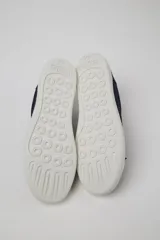 Championes Camper modelo Touring, color azul marino con suela blanca.