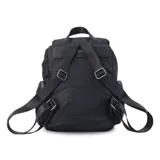 Mochila negra de nylon con tapa y broche metálico. Tiene apertura superior con broche, bolsillos internos, bolsillo con cierre metálico al frente y laterales. Tiene asas rígidas de mano y correas regulables para colgar en la espalda.