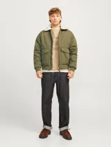 Campera bomber verde oliva de poliéster, con cuello de béisbol de piel sintética color crema, cierre con cremallera, puños ribeteados y bolsillos frontales con solapa.