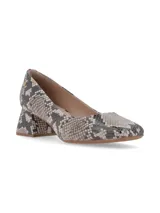 Zapato de cuero negro con estampado reptil, punta cuadrada y tacón intermedio forrado.