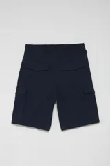 Bermuda cargo azul marino de corte recto, con bolsillos laterales tipo cargo con solapa y bolsillos delanteros y traseros.