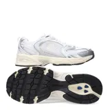 Championes New Balance 530 color blanco con detalles plateados. Capellada de malla y superposiciones de cuero sintético. Entresuela ABZORB para mayor amortiguación y comodidad. Suela de goma resistente.