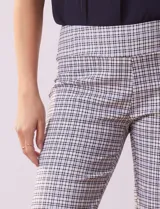 Pantalón de gabardina estampada a cuadros, marca Hope & Harlow. Modelo recto con pretina ancha elastizada.