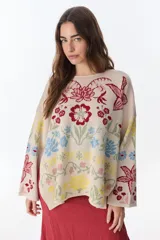 Sweater de punto color crema con estampado floral multicolor.