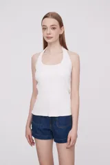 Musculosa negra de algodón con breteles finos, corte cropped, canalé, al cuerpo y escote profundo.