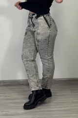 Pantalón de jean gris con efecto lavado, tiro alto, corte mom y bolsillos laterales.