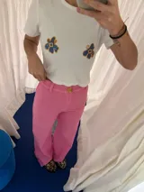 Pantalón jean blanco de corte acampanado.