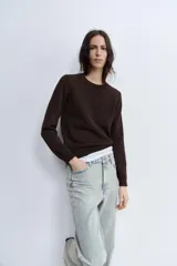 Pantalón de jean celeste con efecto lavado, de corte recto, tiro medio y cinco bolsillos.