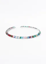 Gargantilla rígida plateada con hilera de zirconias de colores engarzadas.
