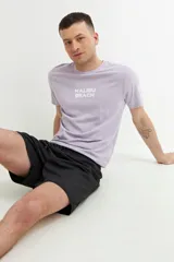 Short de baño de secado rápido color verde grisáceo, con cintura elástica y cordón ajustable.