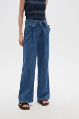 Pantalón jean de tiro alto color azul, con pinzas en la cintura, corte ancho y cierre frontal con botón y cremallera.