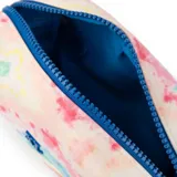 Neceser rectangular con estampado tie-dye multicolor, cierre superior con cremallera azul y tirador de goma a tono.