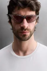 Camiseta deportiva de entrenamiento, corte regular fit, color gris claro, con cuello redondo y manga corta. Confeccionada en tejido técnico ligero y elástico con estructura Quick Dry nivel 2. Presenta costuras planas y un pequeño logo estampado en la parte inferior derecha.