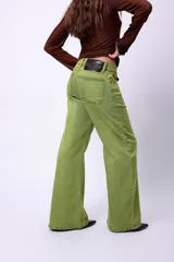 Pantalón jean verde con efecto desgastado, de corte wide leg y tiro medio.