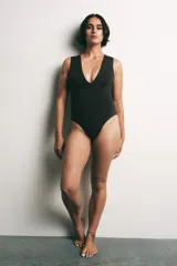Body negro sin mangas con escote en pico.