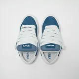 Zapatillas bajas de gamuza color azul con detalles en blanco, cordones gruesos blancos y suela blanca.