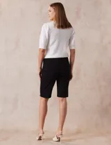 Bermuda color beige en gabardina elastizada, con pretina ancha elastizada, bolsillos simulados en la parte delantera y bolsillos aplicados en la parte trasera.