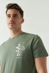 Remera verde militar de algodón con cuello redondo y estampado frontal de un vaso con plantas y la inscripción "Brookfield".