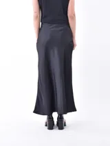 Falda midi negra de satén con corte al bies.