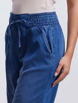 Pantalón ancho de lyocell color azul, con pretina ancha smock con lazo de ajuste y bolsillos verticales.