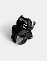 Broche negro con forma de flor hawaiana esmaltada.