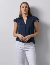 Camisa azul de satén, marca Alex & Lili. Cuello a la base con solapa, escote en V, apertura central con botones y sisa con volados.