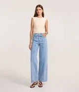 Pantalón de jeans de tiro alto, corte wide leg, color celeste claro con costuras verticales marcadas en el frente de las piernas. Incluye un cinturón de tejido a tono.