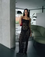 Vestido largo de encaje negro con breteles finos y forro interno tipo body.