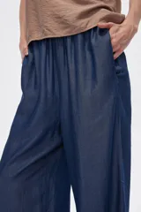 Pantalón azul de lyocell, de corte ancho y tiro alto, con cintura elastizada y bolsillos laterales.