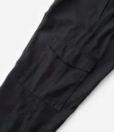 Pantalón cargo negro confeccionado en liocel con cintura elástica, cordón de ajuste y bolsillos laterales.